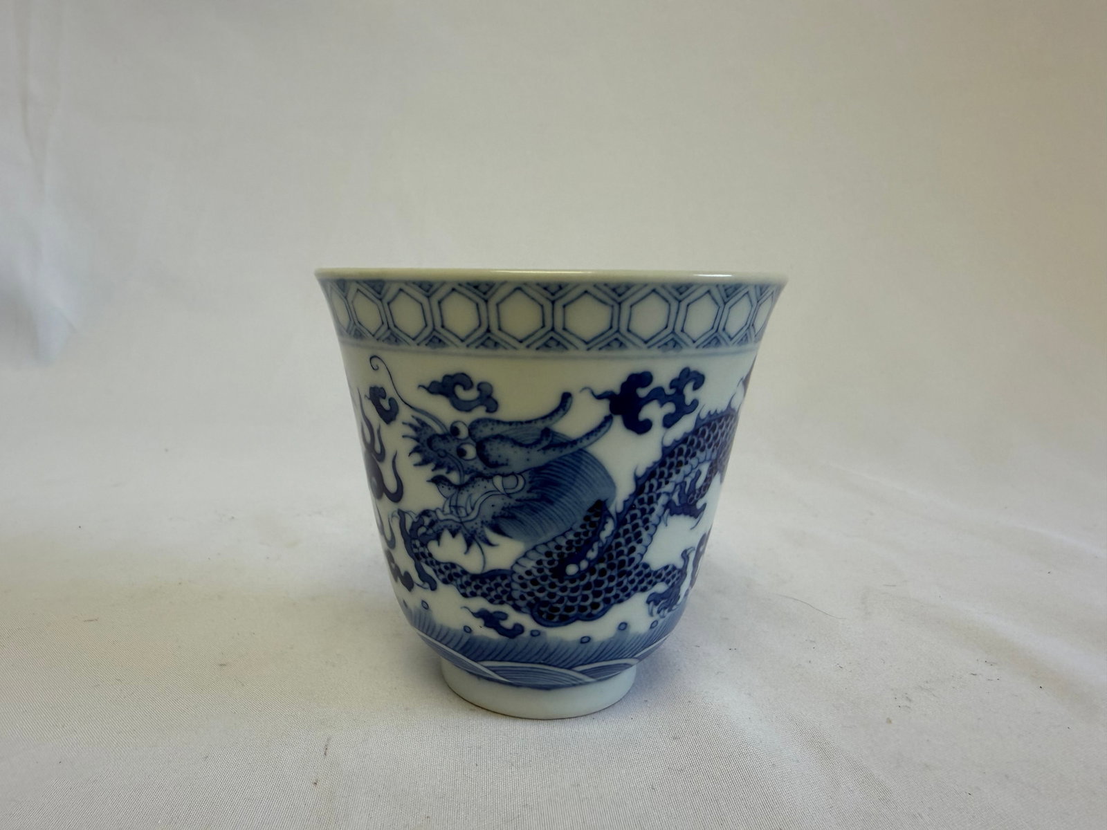 Chinese Blue And White dragon Porcelain China bowl mark: Size: Tall 3 inch. Provenance: From West Chester PA collector. Preview Day: Preview open On Sep 5th Sat 10AM-4 PM, welcome. We can offer Affordable, Reliable packing and shipping to all over the world