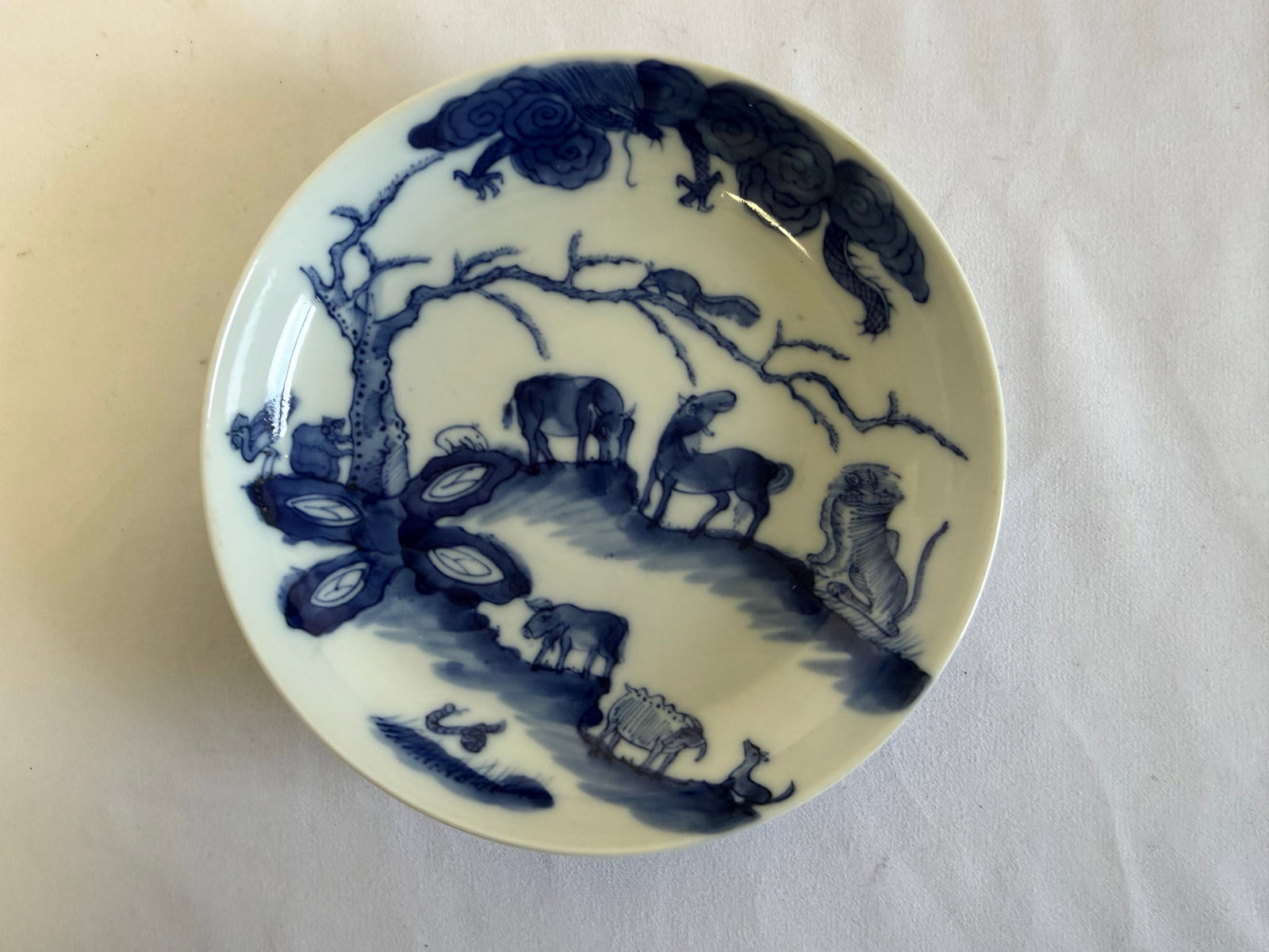 Chinese Blue And White animal ZOO Porcelain China dish: Size: 5.2 inch. Provenance: From West Chester PA collector. Preview Day: Preview open On Sep 5th Sat 10AM-4 PM, welcome. We can offer Affordable, Reliable packing and shipping to all over the world fo
