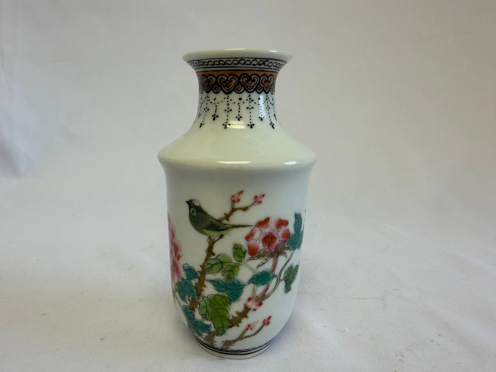 Chinese antique famille rose flowers China porcelain vase mark: Size: tall 4.75 inch. Provenance: From West Chester PA collector. Preview Day: Preview open On Sep 5th Sat 10AM-4 PM, welcome. We can offer Affordable, Reliable packing and shipping to all over the wo
