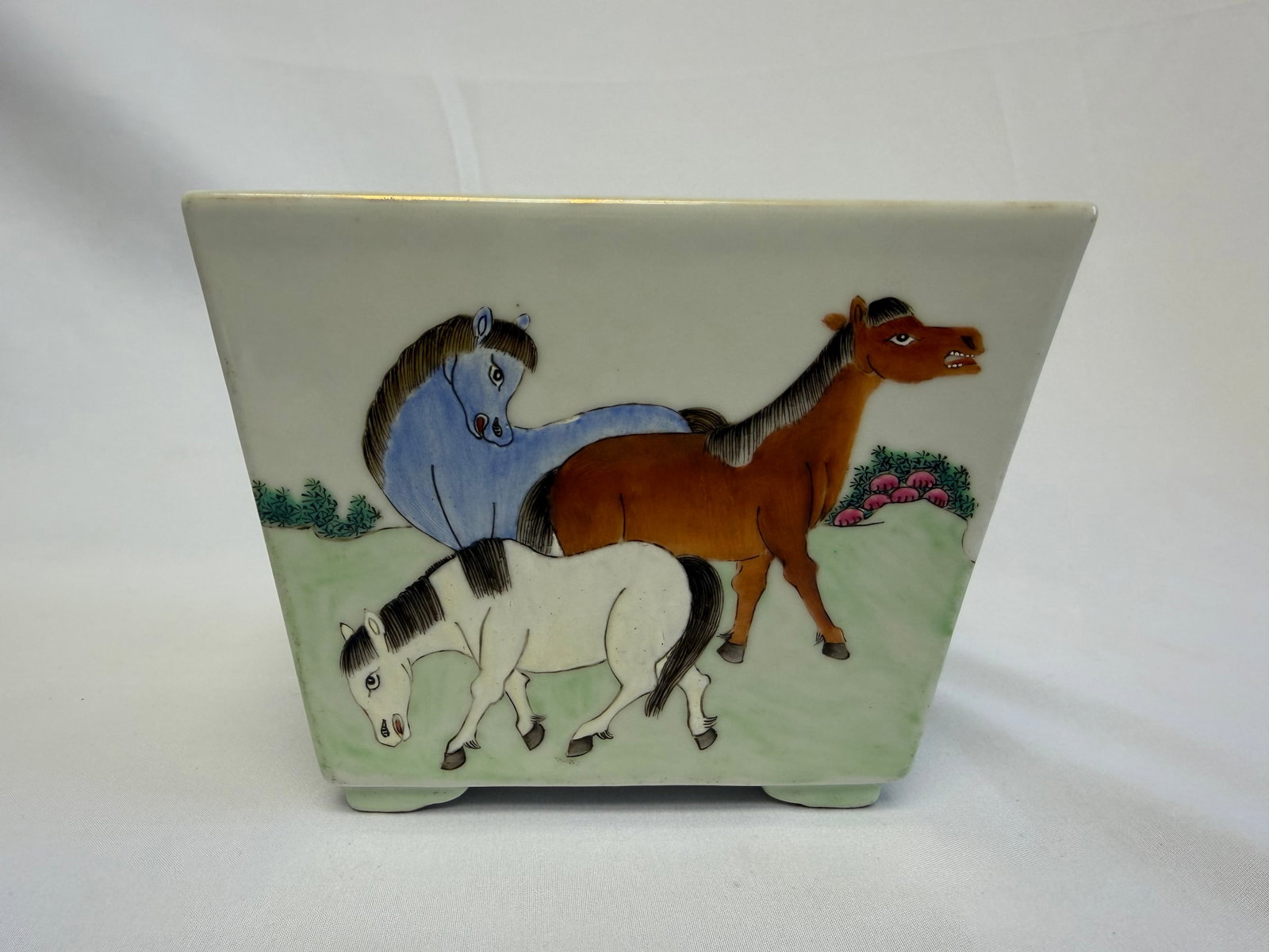 Chinese antique famille rose horses square porcelain flowerpot: Size: 5.6x 4.3 x4.6 inch. Provenance: From West Chester PA collector. Preview Day: Preview open On Sep 5th Sat 10AM-4 PM, welcome. We can offer Affordable, Reliable packing and shipping to all over th