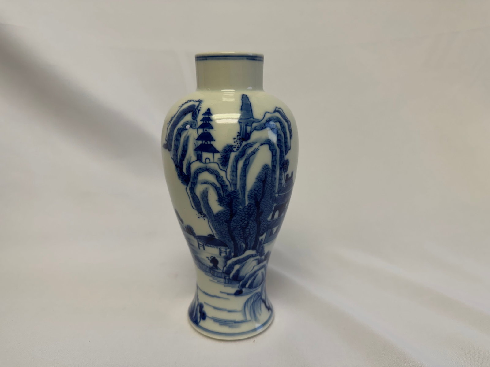 Chinese Blue And White landscape Porcelain vase: Size: 7 inch. Provenance: From West Chester PA collector. Preview Day: Preview open On Sep 5th Sat 10AM-4 PM, welcome. We can offer Affordable, Reliable packing and shipping to all over the world for 