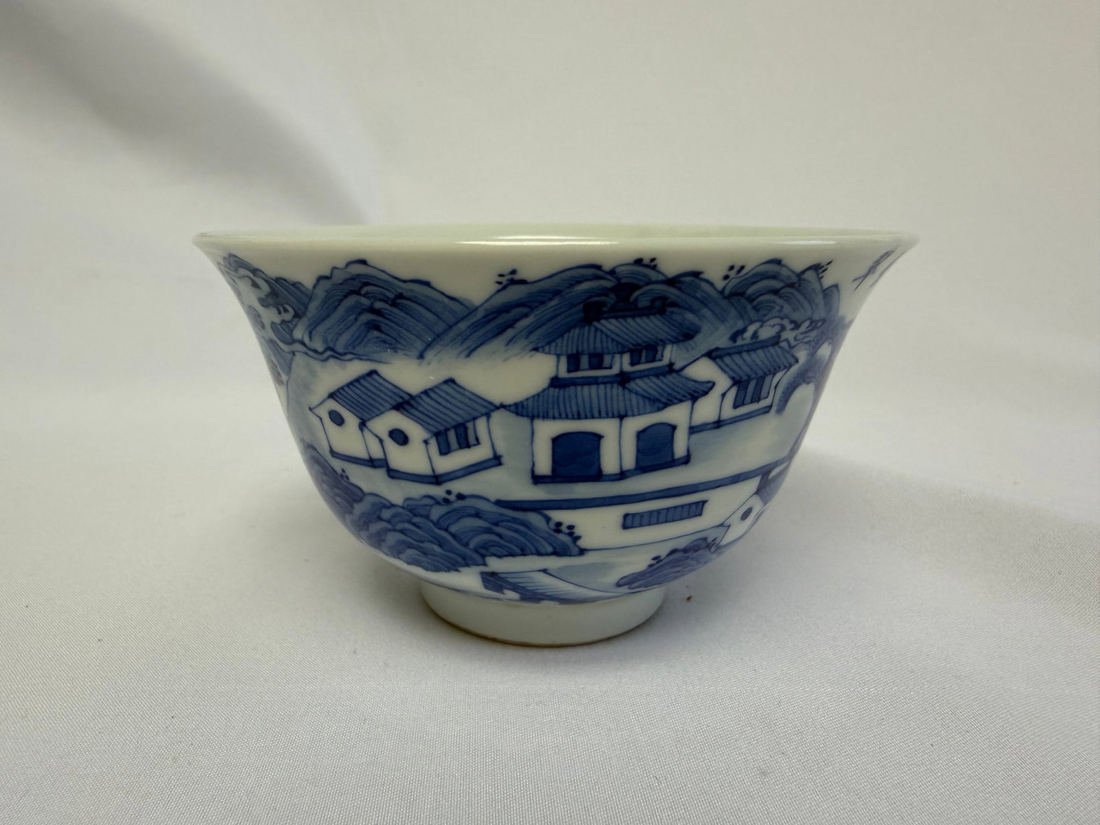 Chinese Blue And White landscape Porcelain bowl mark: Size: 4 inch. Provenance: From West Media PA collector. Preview Day: Preview open On Sep 5th Sat 10AM-4 PM, welcome. We can offer Affordable, Reliable packing and shipping to all over the world for mo