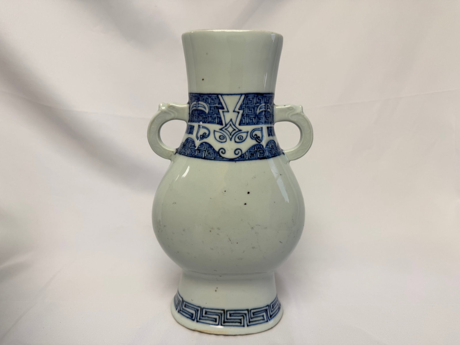 Chinese blue and white porcelain pattern vase: Size: 11.5 inch. Provenance: From West Media PA collector. Preview Day: Preview open On Sep 5th Sat 10AM-4 PM, welcome. We can offer Affordable, Reliable packing and shipping to all over the world