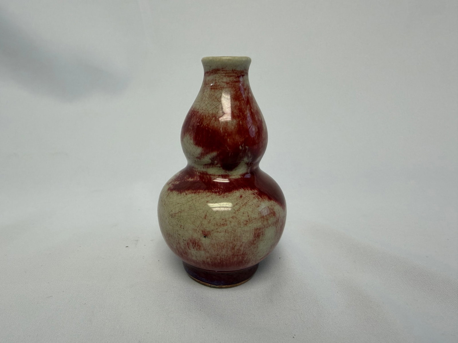 Chinese ice crack BOEUF OX BLOOD red glazed ground vase: Size: 4 inch. Provenance: From West Media PA collector. Preview Day: Preview open On Sep 5th Sat 10AM-4 PM, welcome. We can offer Affordable, Reliable packing and shipping to all over the world for