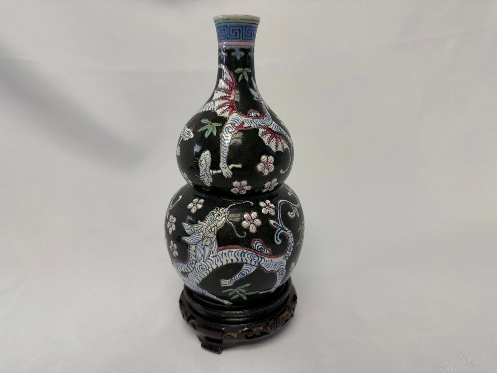 Chinese antique export famille rose dragon porcelain China vase: Size:7.25 inch. Provenance: From West Media PA collector. Preview Day: Preview open On Sep 5th Sat 10AM-4 PM, welcome. We can offer Affordable, Reliable packing and shipping to all over the world for