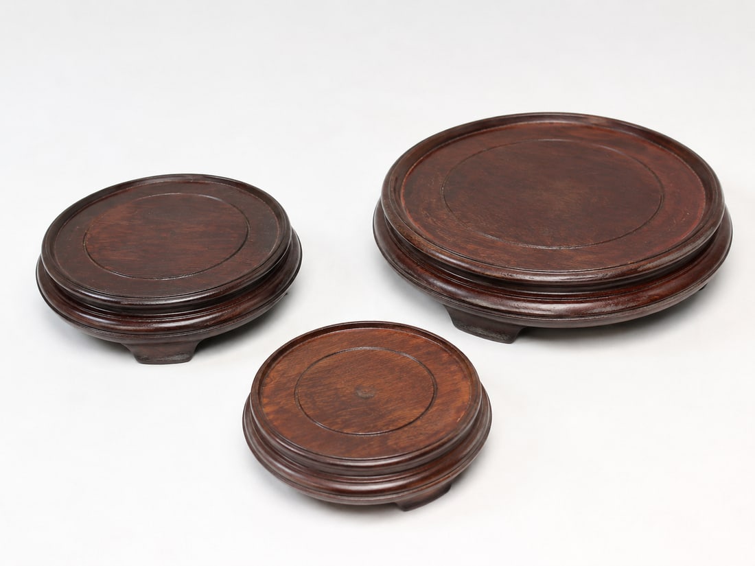 Set Of 3 Chinese Wood stands: Size: 6.5 inch. Provenance: From West Wilmington DE collector. Preview Day: Preview open On Sep 5th Sat 10AM-4 PM, welcome. We can offer Affordable, Reliable packing and shipping to all over the world