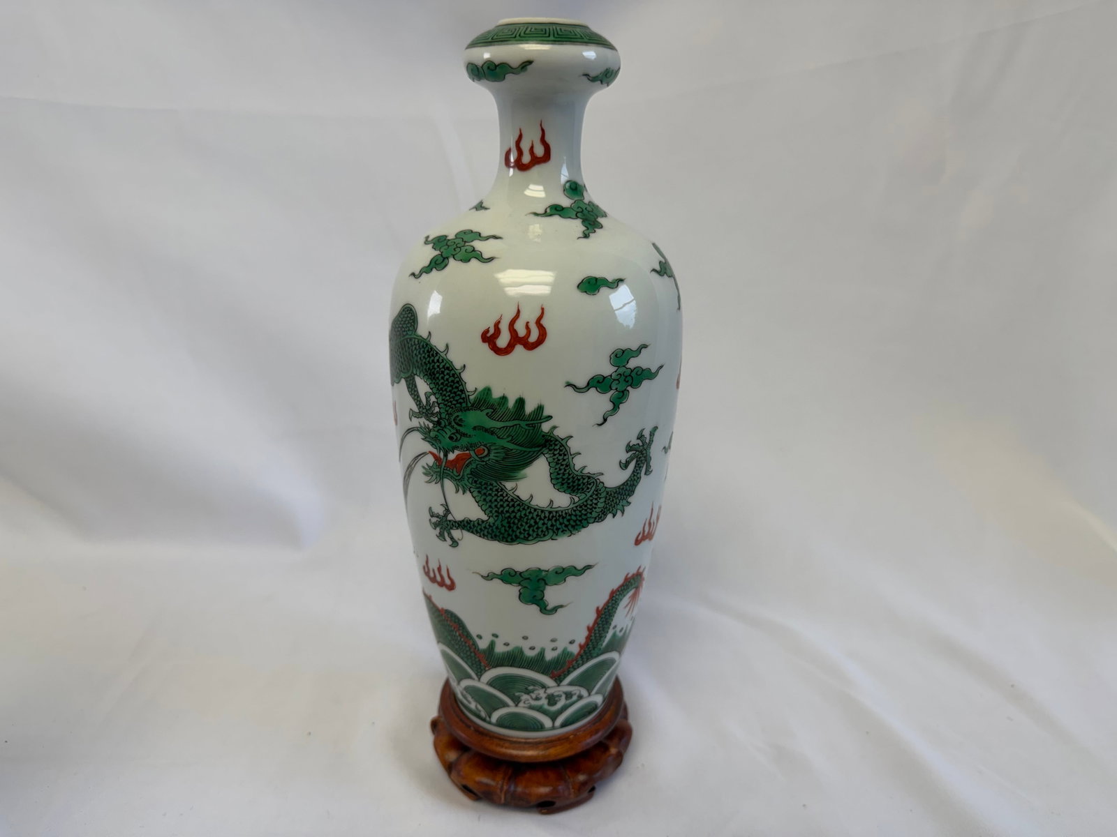 Chinese famille rose green dragon porcelain vase: Size: 9.8 inch. Provenance: From Wilmington DE collector. Preview Day: Preview open On Sep 5th Sat 10AM-4 PM, welcome. We can offer Affordable, Reliable packing and shipping to all over the world for