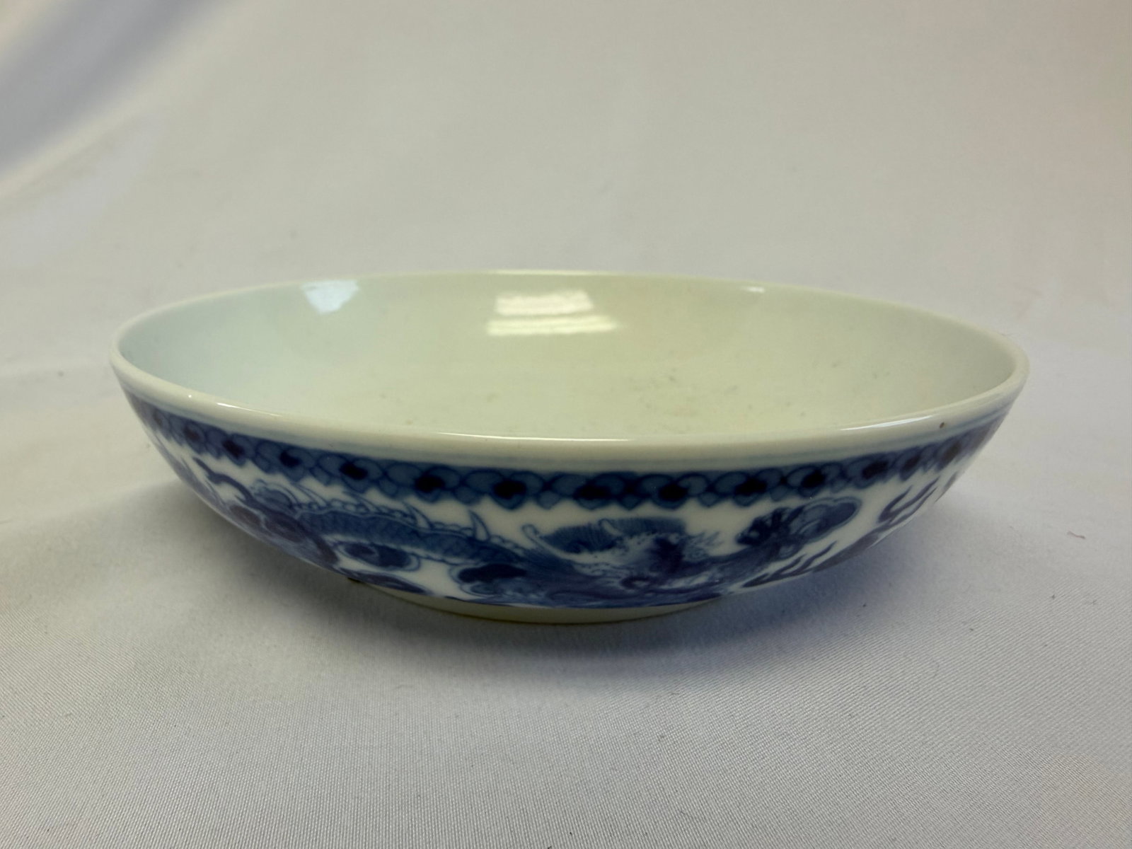 Chinese Blue And White dragons Porcelain China plate mark: Size: 5.6 inch. Provenance: From Wilmington DE collector. Preview Day: Preview open On Sep 5th Sat 10AM-4 PM, welcome. We can offer Affordable, Reliable packing and shipping to all over the world for 