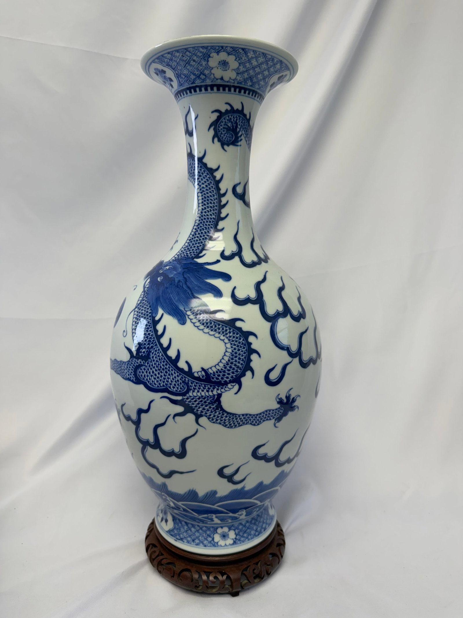 Large Chinese Blue And White dragons Porcelain China vase: Size: 17.5 inch. Provenance: From Wilmington DE collector. Preview Day: Preview open On Sep 5th Sat 10AM-4 PM, welcome. We can offer Affordable, Reliable packing and shipping to all over the world for