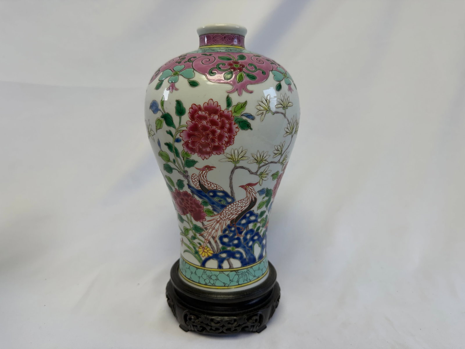 Chinese export famille rose birds and flowers porcelain vase: Size: 8.3 inch. Provenance: From harrison NJ collector. Preview Day: Preview open On Sep 5th Sat 10AM-4 PM, welcome. We can offer Affordable, Reliable packing and shipping to all over the world for mo