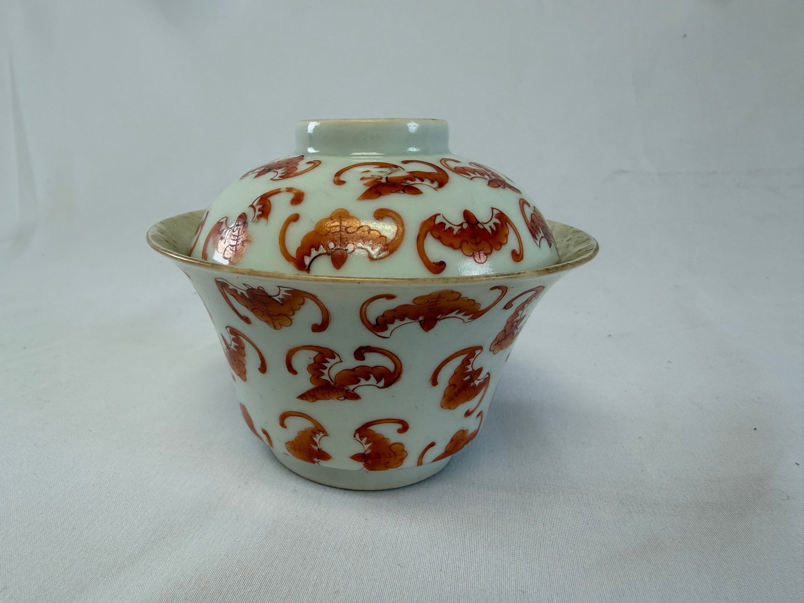 Chinese antique famille rose bats porcelain tea lid bowl mark: Size: 3.75 inch. Provenance: From Philadelphia PA collector. Preview Day: Preview open On Sep 5th Sat 10AM-4 PM, welcome. We can offer Affordable, Reliable packing and shipping to all over the world f