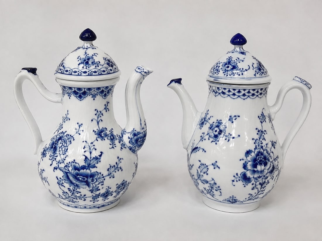 Pair of English Blue And White taapots (1 of 2)