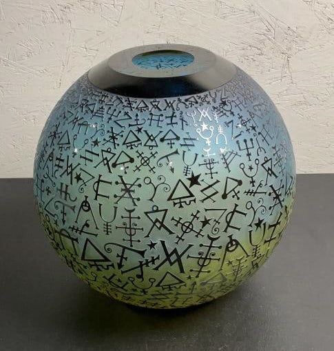 Duncan McClellan Alchemy Bowl: Buyer Premium 10% BP MFG Duncan McClellan Alchemy Bowl Size (WDH) 13" Dia x 12"H Located in: Chattanooga, TN This studio glass vessel by Duncan McClellan is titled "Alchemy Bowl." This work exhibits t