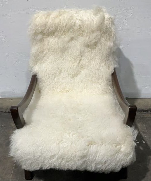 Le-Coterie Tibetan Fleece Chair: Buyer Premium 10% BP MFG Le-Coterie Tibetan Fleece Chair Located in: Chattanooga, TN A luxurious modern chair by Le-Coterie, featuring a Tibetan lambskin fleece seat and seat back, and a modern design