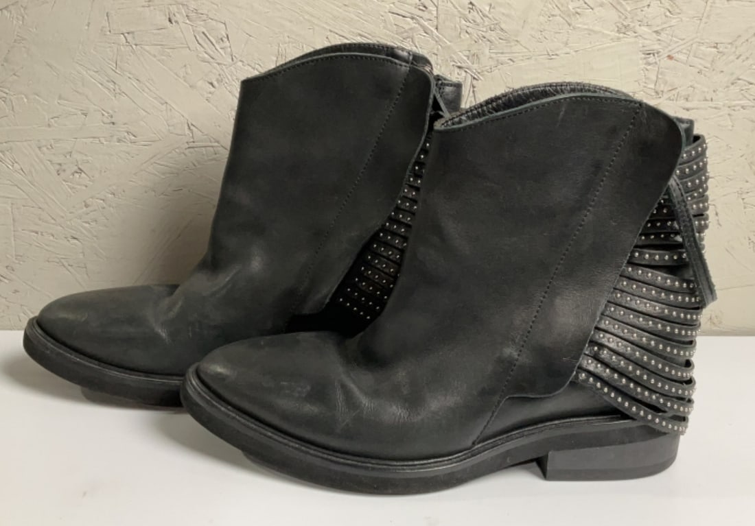 Cinzia Araia Studded Leather Boots: Buyer Premium 10% BP MFG Cinzia Araia Studded Leather Boots Located in: Chattanooga, TN Women's Size 10 *Sold As Is Where Is* 4051 F-5-B
