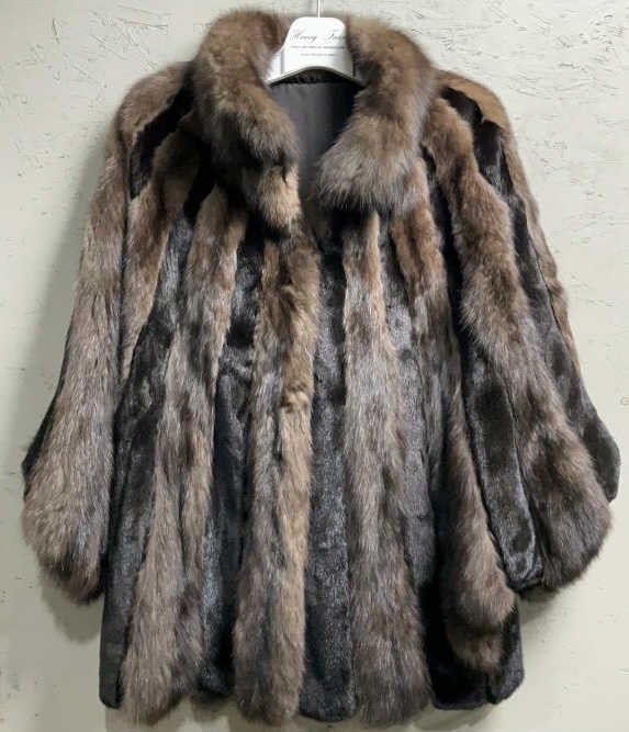 Women's Mink Fur Coat: Buyer Premium 10% BP Women's Mink Fur Coat Located in: Chattanooga, TN No Brand Tag or Size *Sold As Is Where Is* 4548