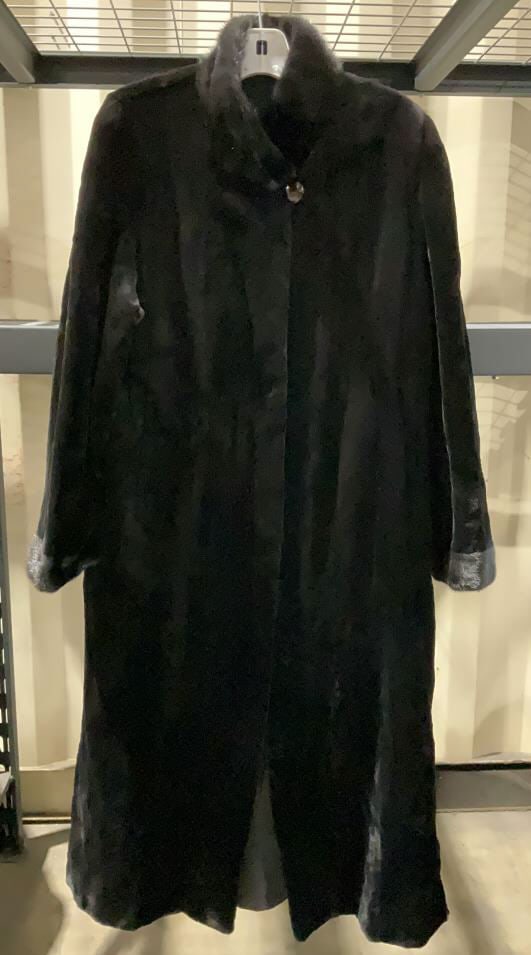 Select Mink Women's Fur Coat: Buyer Premium 10% BP MFG Select Mink Women's Fur Coat Located in: Chattanooga, TN Size XL *Sold As Is Where Is* 4554