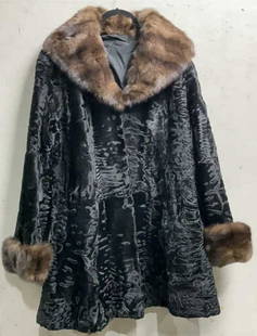 Women's Fur Coat: Buyer Premium 10% BP Women's Fur Coat Located in: Chattanooga, TN No Info Tag *Sold As Is Where Is* 4556