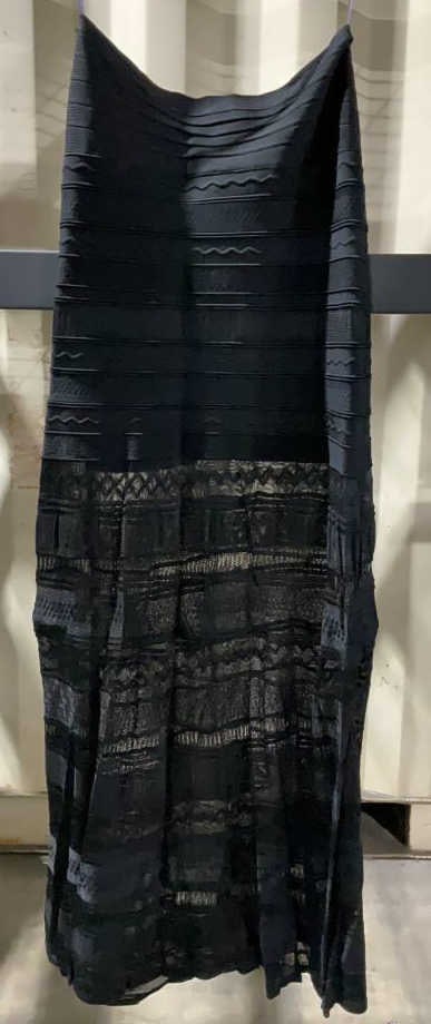 Herve Leger Women's Skirt: Buyer Premium 10% BP MFG Herve Leger Women's Skirt Located in: Chattanooga, TN Size Large *Sold As Is Where Is* 4571 G-6-D