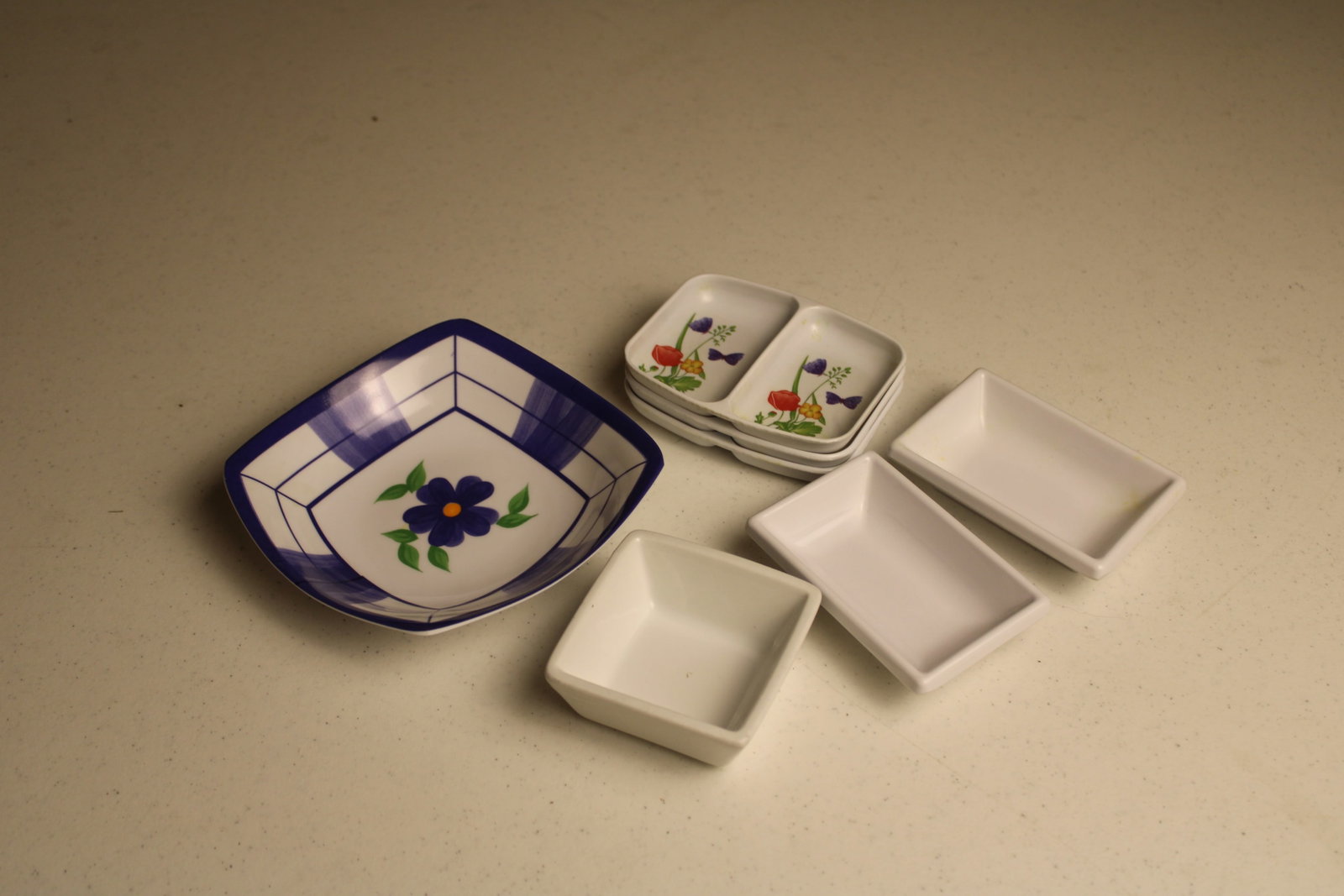 Melamine Dipping Dishes: Sauce dishes including 4 Meijiaxing Melamine Ware Vintage Divided Dipping Trays