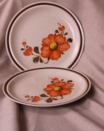 Valencia Stoneware Vintage: Vintage Stoneware Valencia pair of vintage dinner plates with orange poppy flowers made in Japan