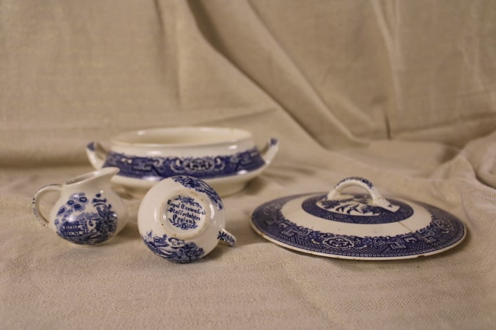Blue Willow Casserole Dish and Creamers (1 of 7)
