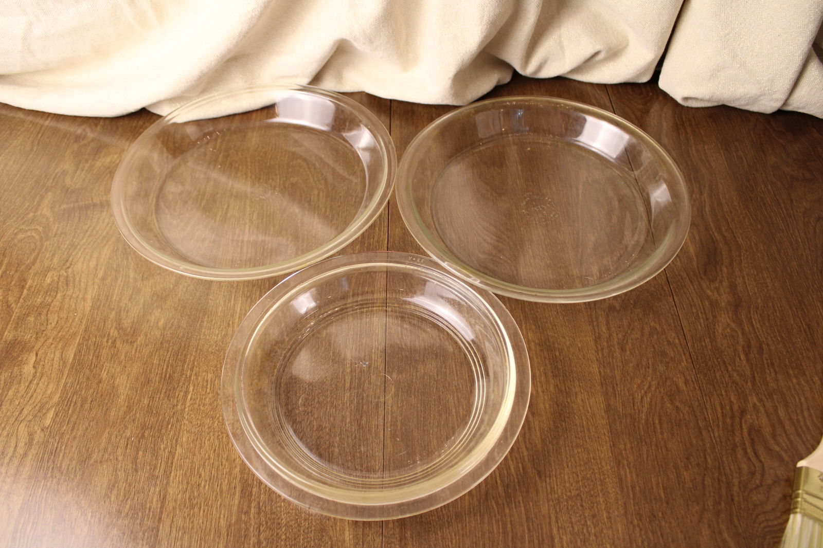 Set of Three Pyrex Glass Pie Dishes: Set of Three Pyrex Glass Pie Dishes