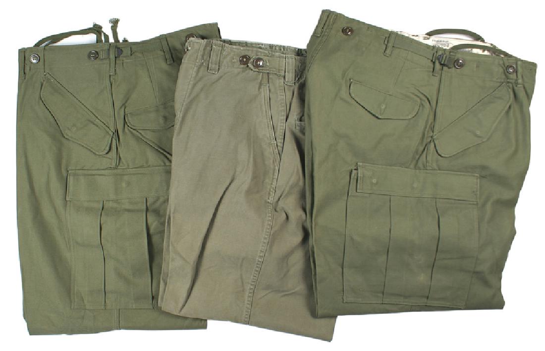 Lot of post-war U.S. trousers: F-082 Lot of post-war U.S. trousers: (1) OD fatigue trousers. (2) Two pairs of M1951 OD Field Shell Trousers. Size "REGULAR MEDIUM". Both pairs unissued. II+