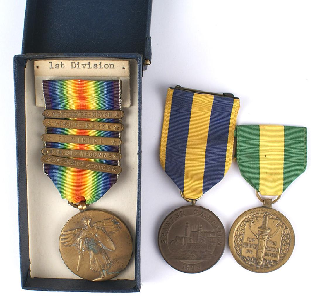Lot 3 U.S. medals Spanish Campaign 1898 WWI Victory etc: B-209 United States. Lot of 3 medals: (1) Spanish Campaign 1898 Medal. Full brooch. Unissued - with box. (2) Mexican Border Service. Missing brooch. Unissued. (3) WWI Victory Medal. Five bars - "MONTD