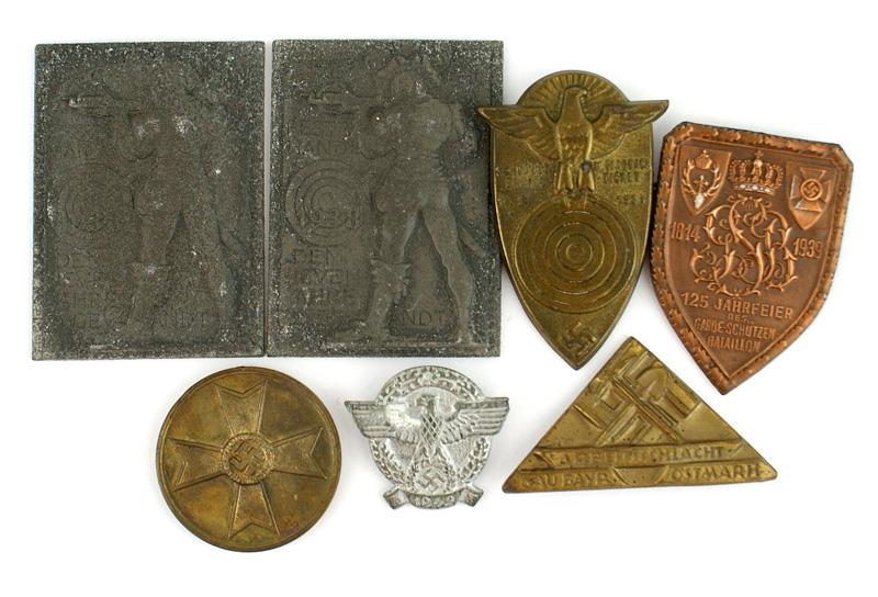 Lot of 6 German WWII tinnies RAD Police etc: B-152 Lot of 6 Third-Reich "tinnies": RAD Gau Ostmark, 1935 Gladbach "Schutzen Gilde", 1939 Kyffhauser/Garde-Schutzen, 1942 Police Day and 2 1938 crossbow meet small plaques. Also, a KvK Medal-planche
