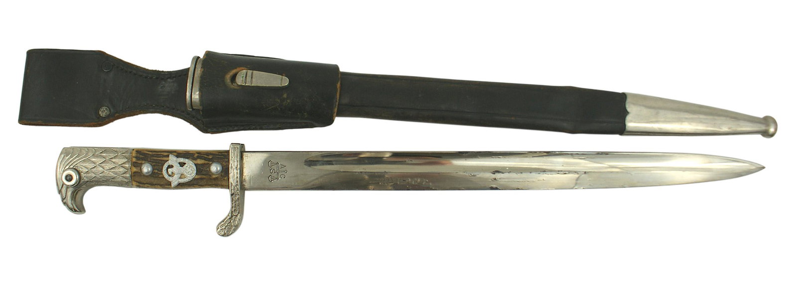 German WWII Police sidearm dagger bayonet: D-029 German WWII Police sidearm. Slotted, nickeled, feathered, solid eagle head pommel with an "eye" and a pronounced "beak". Metal Police eagle/swastika/wreath insignia affixed to the stag grip. Oak