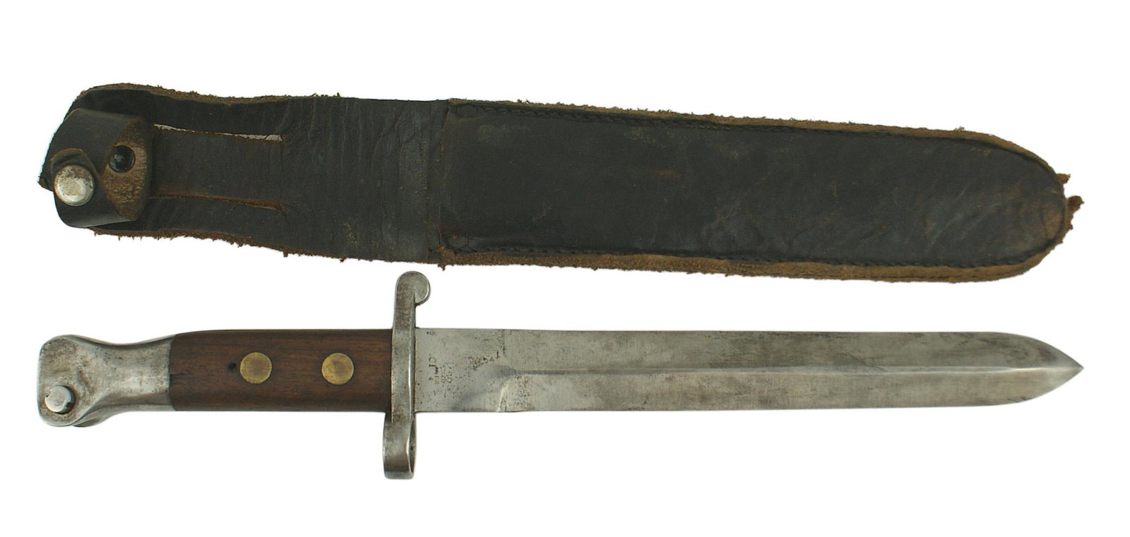 Great Britain M1888 Mark II bayonet: D-059 Great Britain M1888 Mark II bayonet - steel pommel and muzzle ring/round finial, short crossguard. Wood grips with two large brass rivets and an oil cleaning hole. 8 5/8" clean blade - was perio