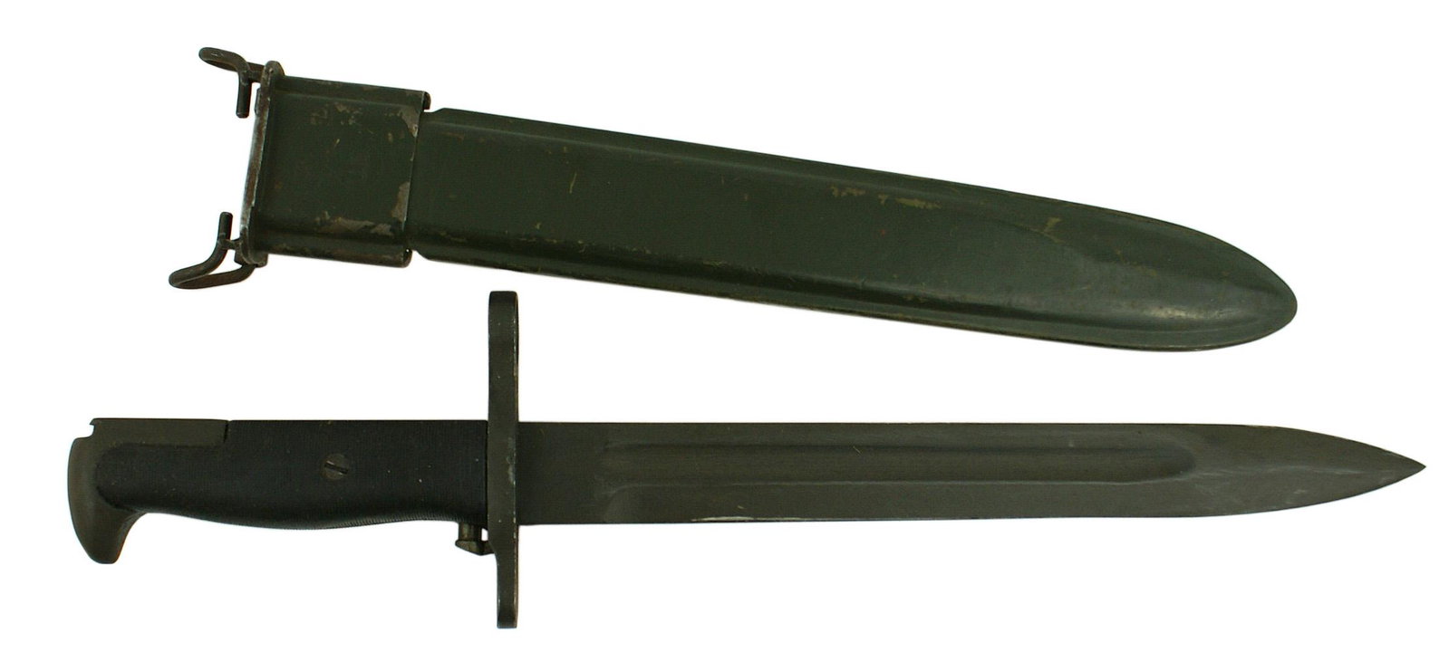 US WWII M1 Garand bayonet: D-070 US WWII M1 Garand bayonet. Ribbed black plastic grips. 99% parkerized finish on blade, guard and "bird-head" pommel. 10" blade is marked with "U.F.H.", flaming grenade and "US" Throat of green f