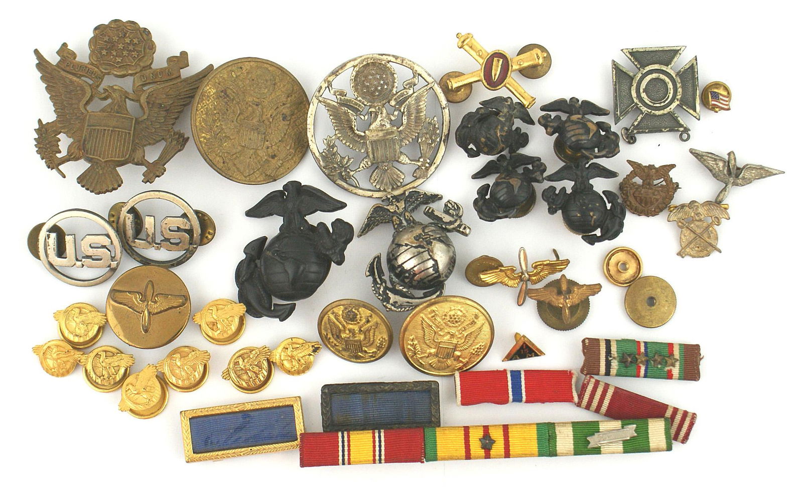 Lot of US cap and uniform insignia: E-135 Lot of miscellaneous US cap and uniform insignia: (1) Peaked cap badges - Army WWI officer and EM eagles, USAF - officer eagle; USMC WWII officer and EM EGA, 4 EM o'seas cap EGA's. (2) Miscellan