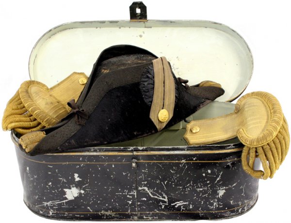 Set U.S. Navy fore and aft hat epaulettes: K-66 - Cased set of U.S. Navy officer's fore and aft hat and dress epaulettes. Black beaverskin hat with a floral embossed black silk ribbon border, double gold "tape" - gilt eagle/anchor button over 