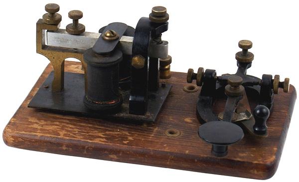 U.S. Army Signal Corps telegraph key: H-152 U.S. Army Signal Corps telegraph key. Complete, on wood base. Made by the "SIGNAL ELECTRIC CO. – MENOMINEE, MICH.". Similar to Model M-111. Circa 1920's. II