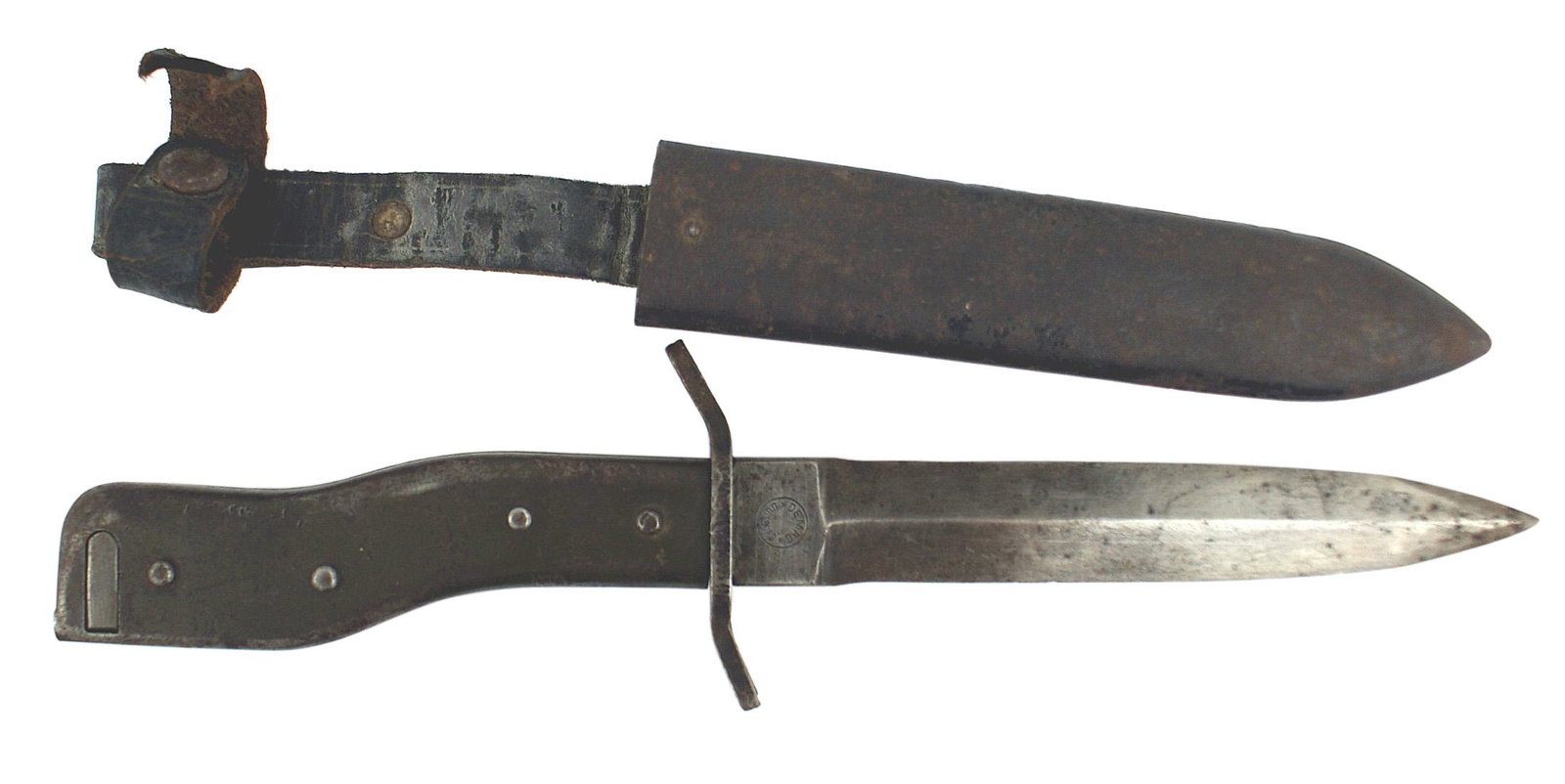 German WWI crank handle trench knife bayonet: D-029 German WWI "crank handle" combination trench knife/bayonet. Metal recurved grip with an opening in the hilt and steel quillon to accommodate the rifle cleaning rod. Some paint worn on handle. 5 