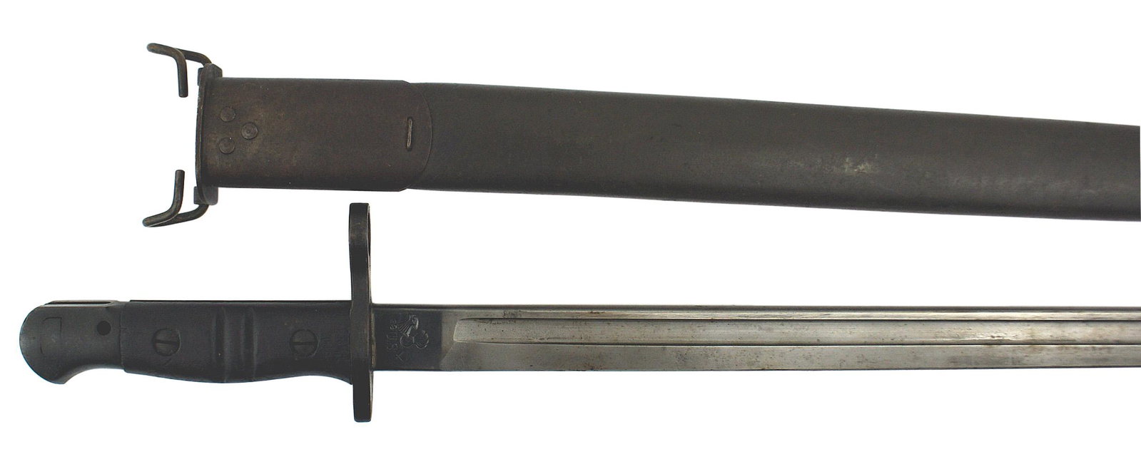 US WWI REMINGTON bayonet: D-057 US WWI "REMINGTON" bayonet. Blued pommel and crossguard 17" blade is maker marked, dated "1917" and has a flaming grenade above "US", also an eagle's head "x" and "10". Green leather scabbard wi