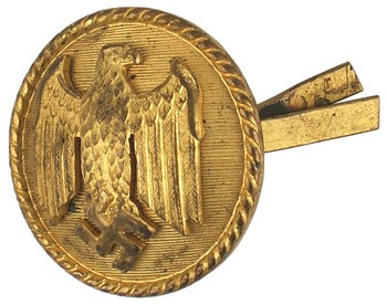 German WWII Kriegsmarine Admiral button: E-165 Kriegsmarine Admiral's fore and aft hat side button. Finely detailed gilt Navy eagle/swastika applied to a large gilt lined convex button with a rope border. Double prongs on reverse. (80th Divi