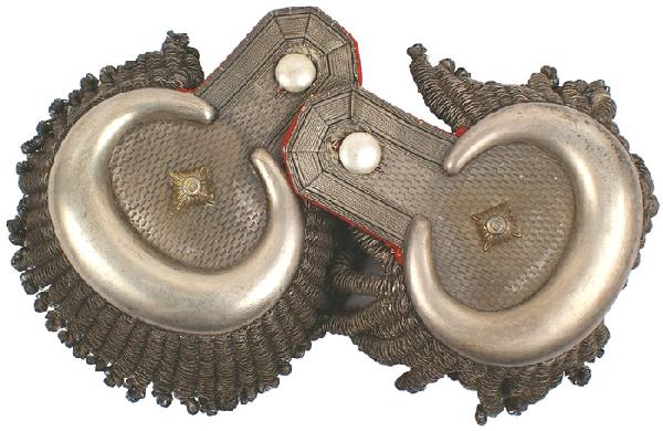 Prussian Kurassier/Garde du Korps General epaulett: F-176 Prussian Kurassier/Garde du Korps General Leutnant dress epaulettes. “Banjo” shaped with a silver “waffle” pattern facing, silver “tape” with a black lined perimeter, one large pip, 