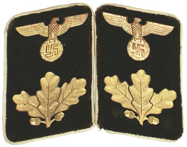German WWII NSDAP collar tabs: H-30 Same - rank of Dienstleiter. As above, but with three oak leaves. "RZM" paper label. Pair. I