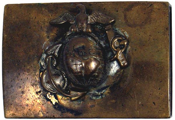 U.S. WWI Marine Corps buckle EGA cap badge: H-162 U.S. Marine Corps belt buckle. Convex brass plate with an affixed early EGA cap badge. Aged patina. Globe is dented. Reverse: "tongue" and double "brace". Circa 1900 - 1920. II-