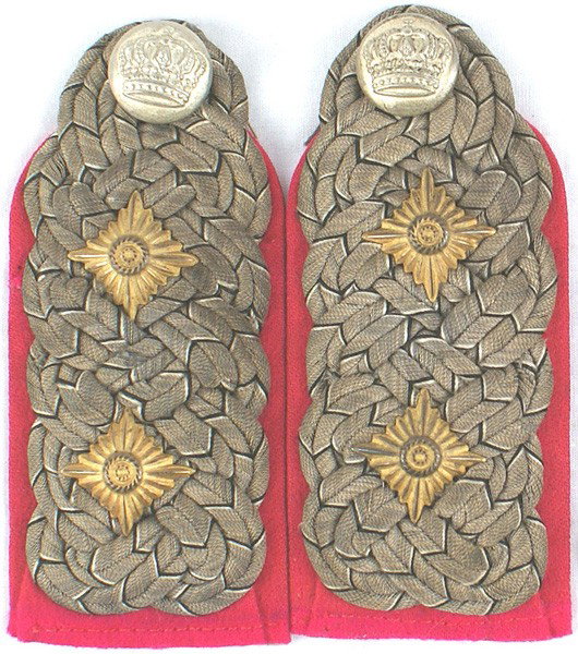 Imperial German Prussian Colonel shoulder boards: H-55 Similar - Colonel with intertwined gray cord with black/white "V's", two large gilt "pips", silver crown buttons and rose underlay. S.I. Pair. II+