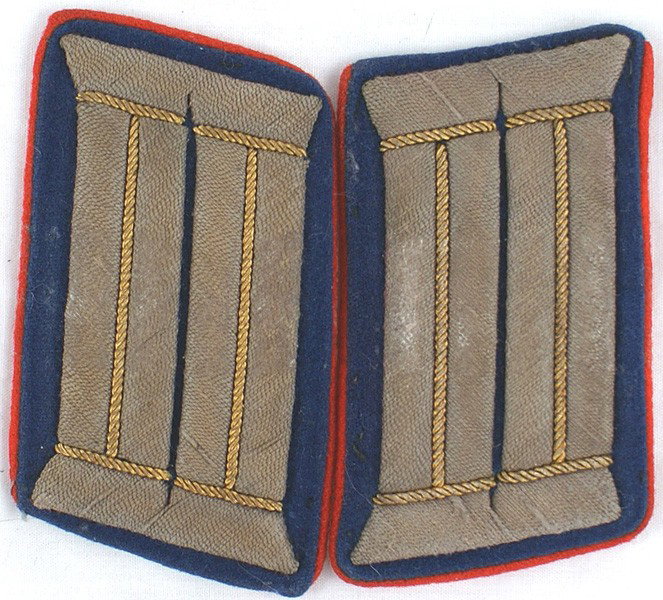 Imperial Prussian M1915 Sanitasoffiziere collar ta: H-59 Imperial Prussian M1915 Sanitasoffiziere collar tabs. (Worn by Staff and Supervisory doctors.) Dull silver bars, with a gold cord center, on a blue field with red piping on three sides. Pair. II