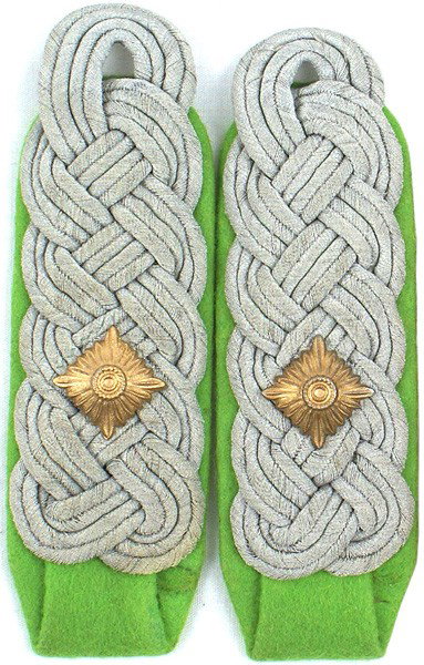 German WWII Panzer Grenadier shoulder boards: H-159 Same - Oberstleutnant. Field type. One gilt "pip" on interwoven dull silver-gray wire on lime-green underlay. Pair. S.I. II