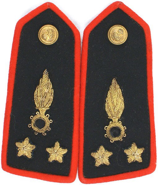 Italian Royal Army shoulder boards Dragoon/: H-232 Similar - Dragoon/Cavalry Lt. Col. Bullion flaming grenade with a black center and two stars. Red piped black "board". Pair. II+