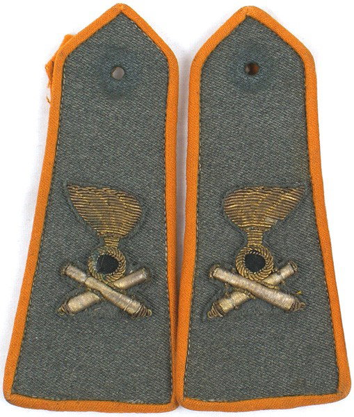 Italian Royal Army shoulder boards Field Artillery: H-234 Similar - Field Artillery Lt. Gray-green "boards" with orange-yellow piping. Gold bullion flaming grenade (black roundel) over crossed cannons. No buttons. Pair. II