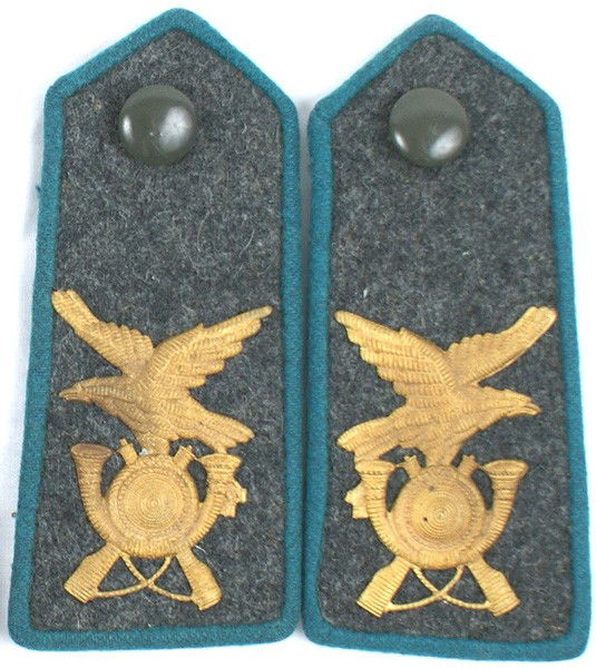 Italian Royal Army Alpini Infantry shoulder boards: H-237 Alpini Infantry shoulder boards. Blue-green piped O.D. boards. Dull gilt metal eagle/horn/crossed rifles insignia. Pair. II+