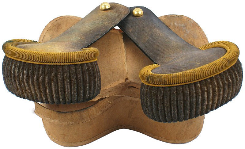 French WWI Colonial Artillery shoulder boards: F-132 French WWI Colonial Artillery Colonel's dress shoulder boards. Banjo shaped with heavy gold bullion crescents, age-toned stationary spring wire fringe and convex flat gilt wire shoulder extensio