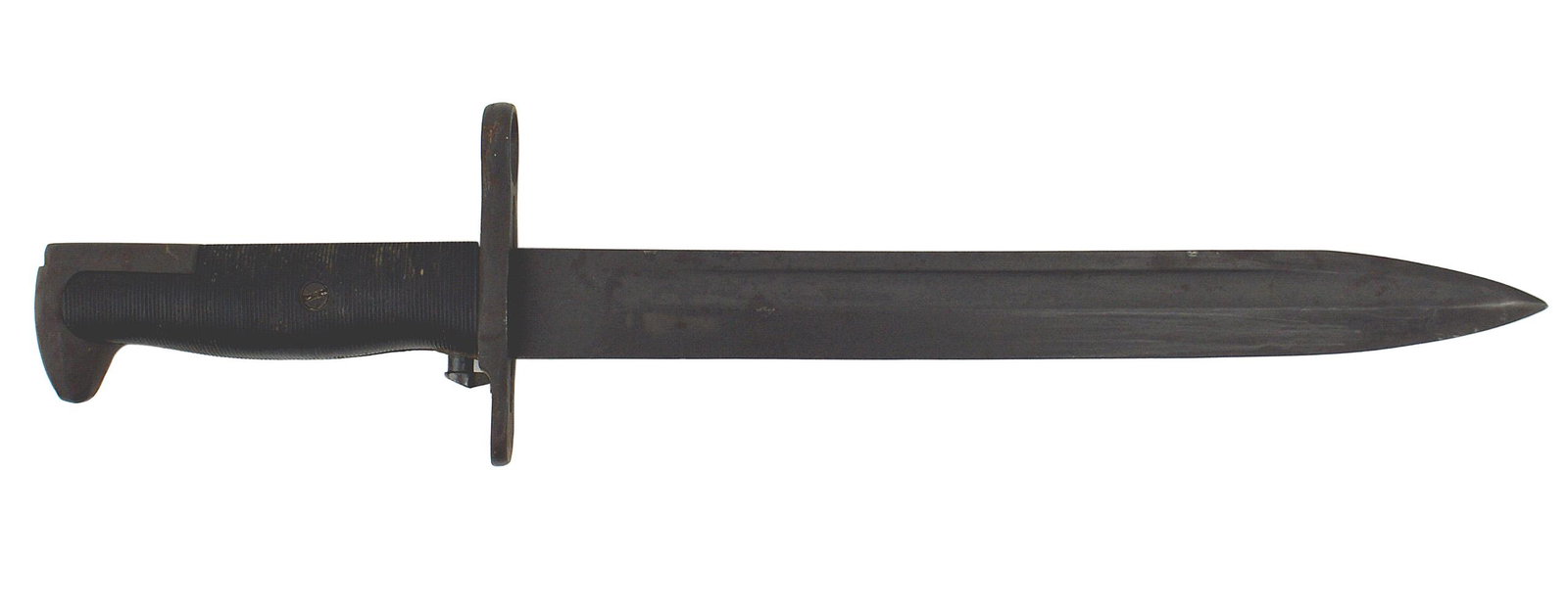 US M1942 M1 Garand Rifle Bayonet: D-044 US M1942 M-1 Garand Rifle Bayonet. Parkerized bird-head pommel and crossguard. Lined black plastic grips. 16" darkened blade is marked "OL" over an Ordnance Bomb and "1942". No scabbard. II